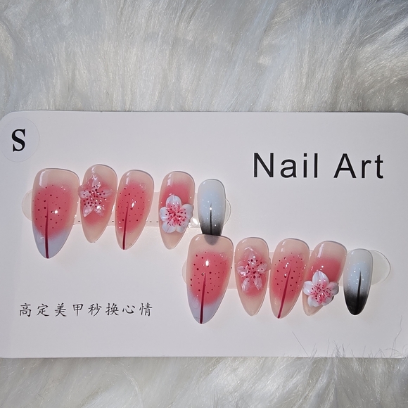 Other - Pink and White Floral Nail Set